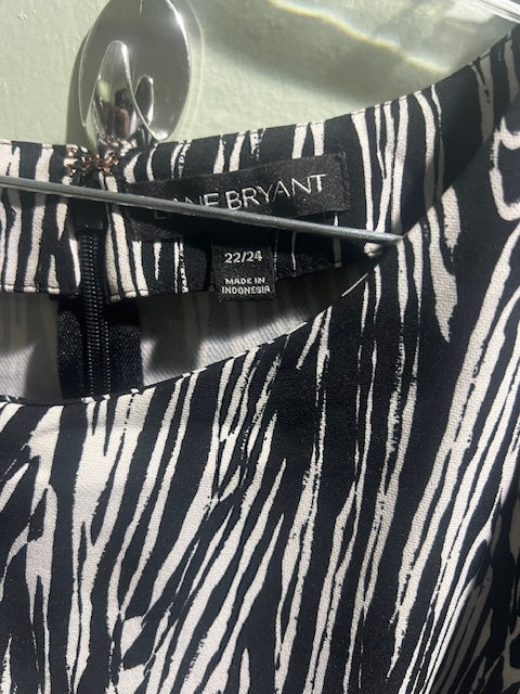 Lane Bryant Black & White Design Top – Plus Size 22/24